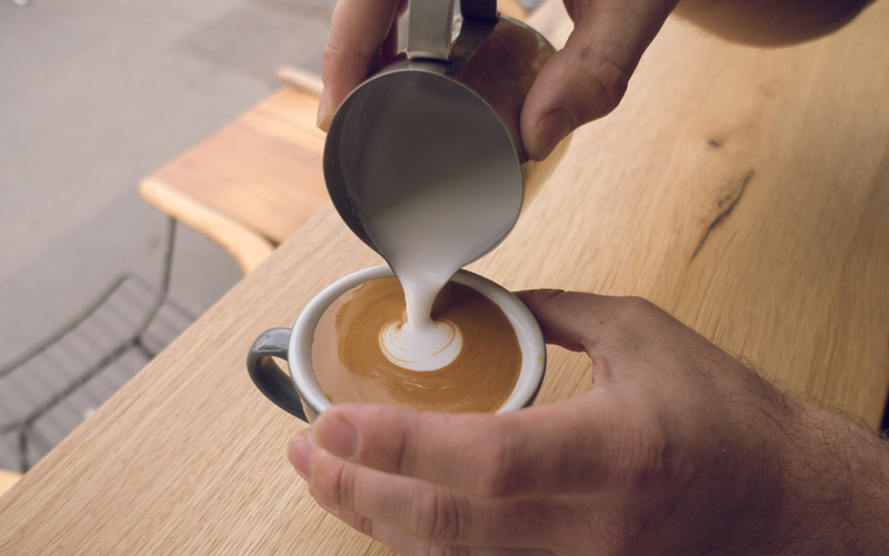 latte art - the circle - step 03